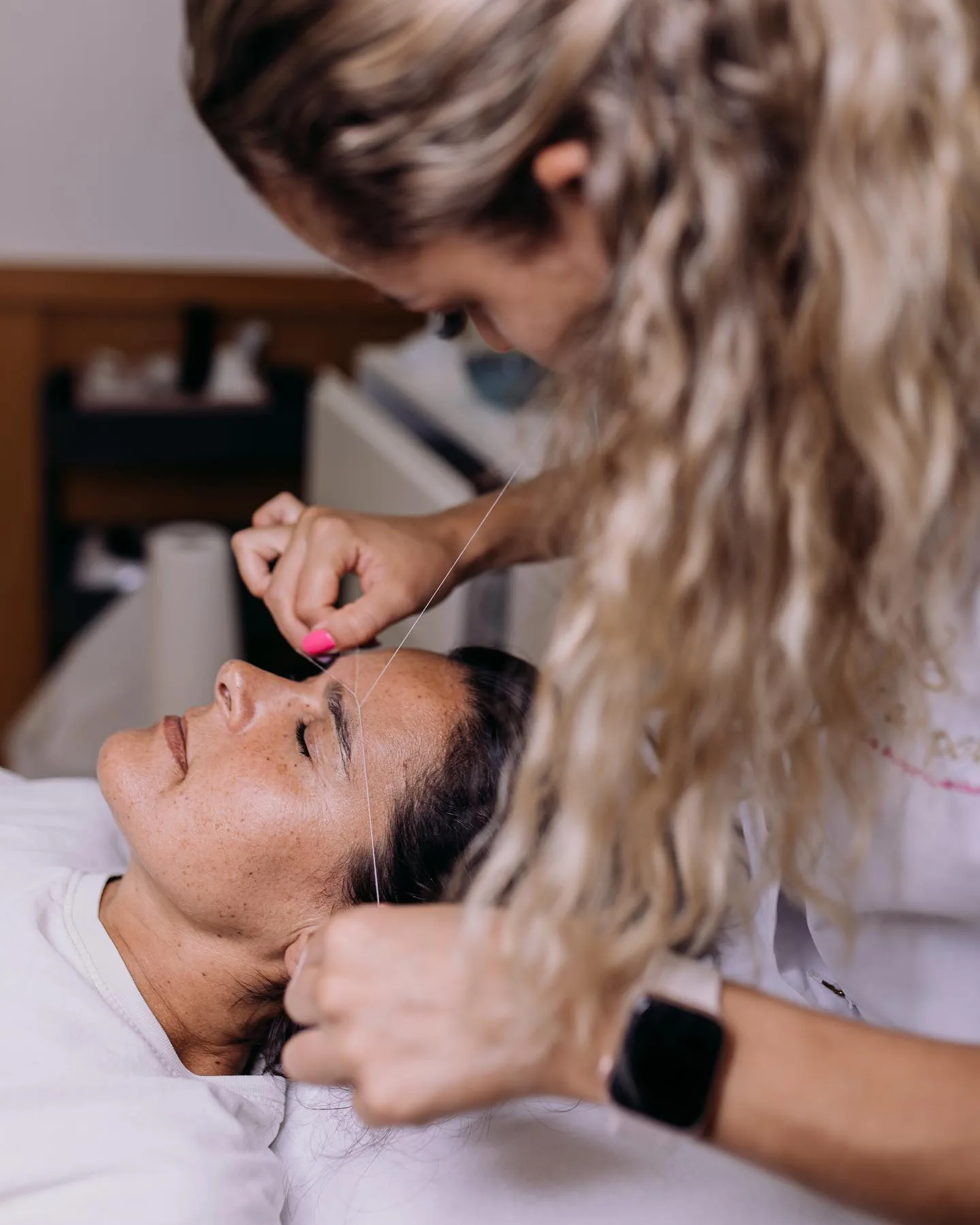 Técnica de threading com fio de algodão na Clínica À Flor da Pele