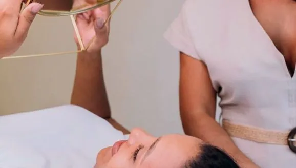 Design de sobrancelhas e extensão de pestanas