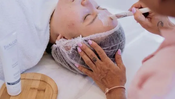 Tratamento facial com produtos Thalgo