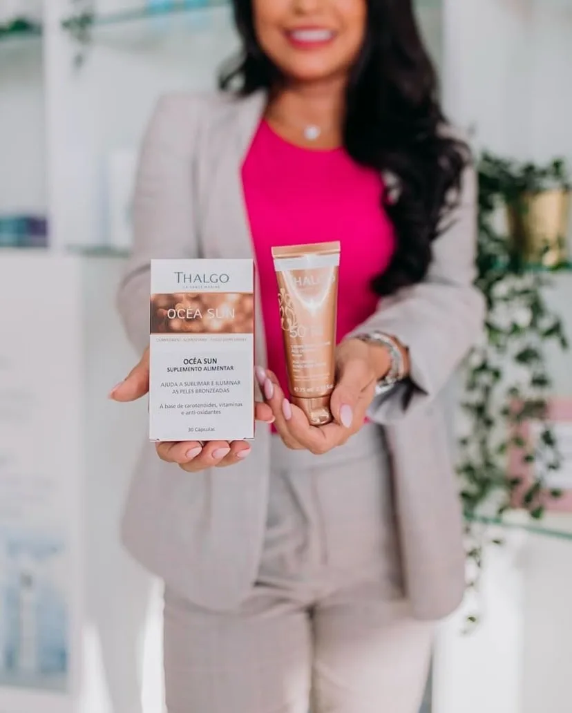 Equipa da Clínica À Flor da Pele com a linha Océa Sun suplemento alimentar e o creme solar Age Defence SPF 50+ da Thalgo — proteção solar interna e externa para pele exposta ao sol cumulativo do sul.